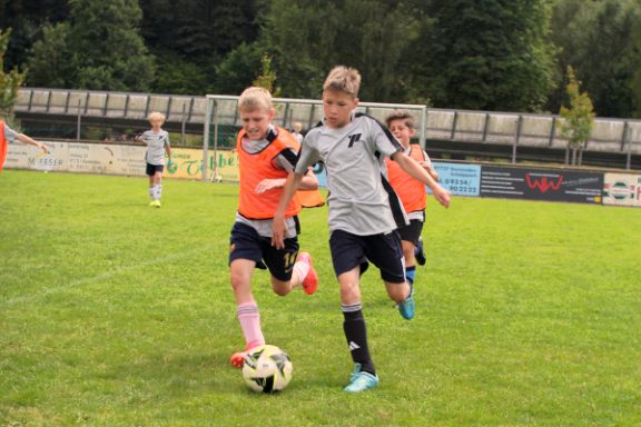 Kinder haben Spaß beim Prokickers Juniorcamp auf Burg Rieneck