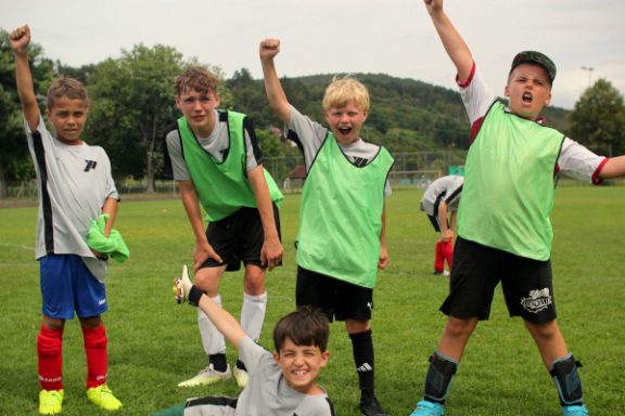 Kinder haben Spaß beim Prokickers Juniorcamp auf Burg Rieneck